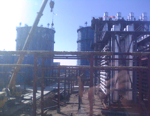 <b>我廠(chǎng)設計的甲酸鈉生產(chǎn)設備由造氣爐、蒸發(fā)器、中轉罐、反應罐等主要部件組成。該設備適用于年產(chǎn)1萬(wàn)噸-3萬(wàn)噸的企業(yè)。 適用于燃料、造紙、保險粉甲酸等行業(yè)。特殊規格可按用戶(hù)需求</b>